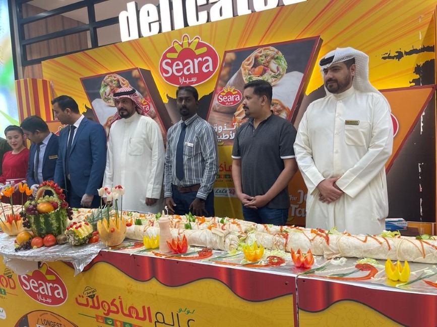 Seara and Lulu Hypermarket collaborate to make longest shawarma, largest burger and longest pizza