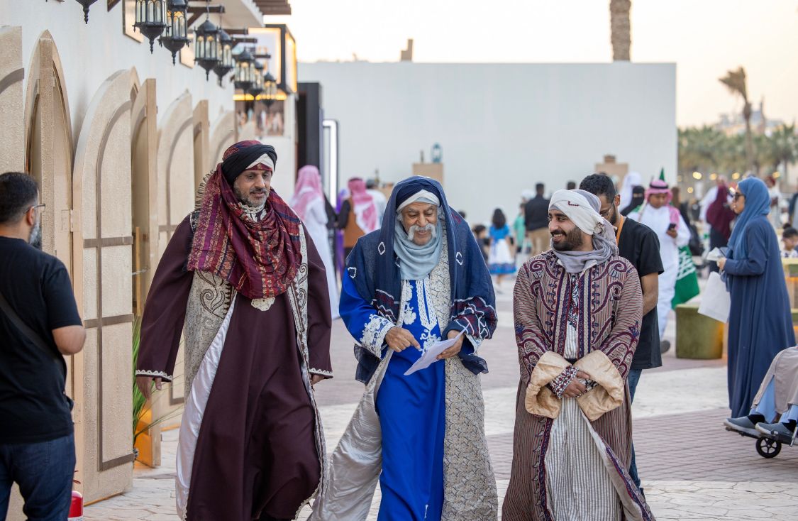 أجواء تاريخية يشهدها زوار “مهرجان الكتاب والقراء” عبر عروض الشارع