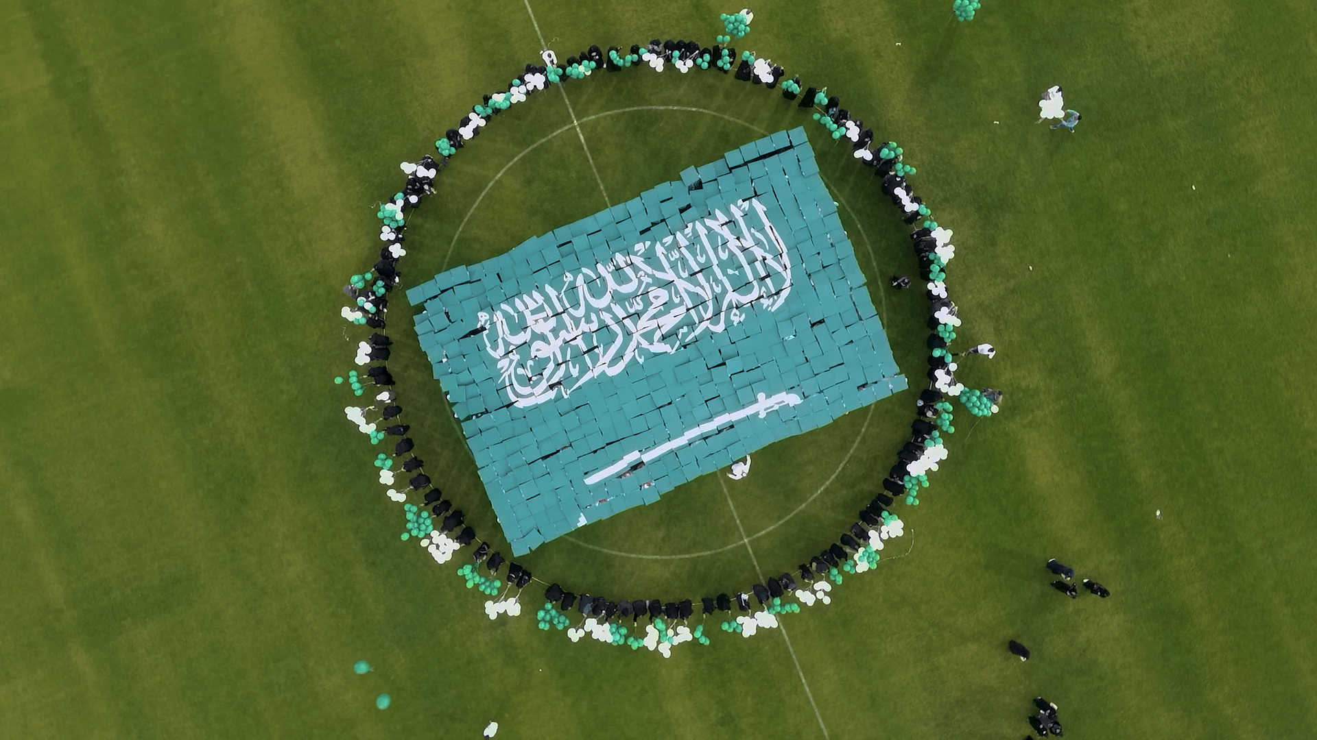 The Biggest “ Human Saudi Flag” Brings Team Lulu Together