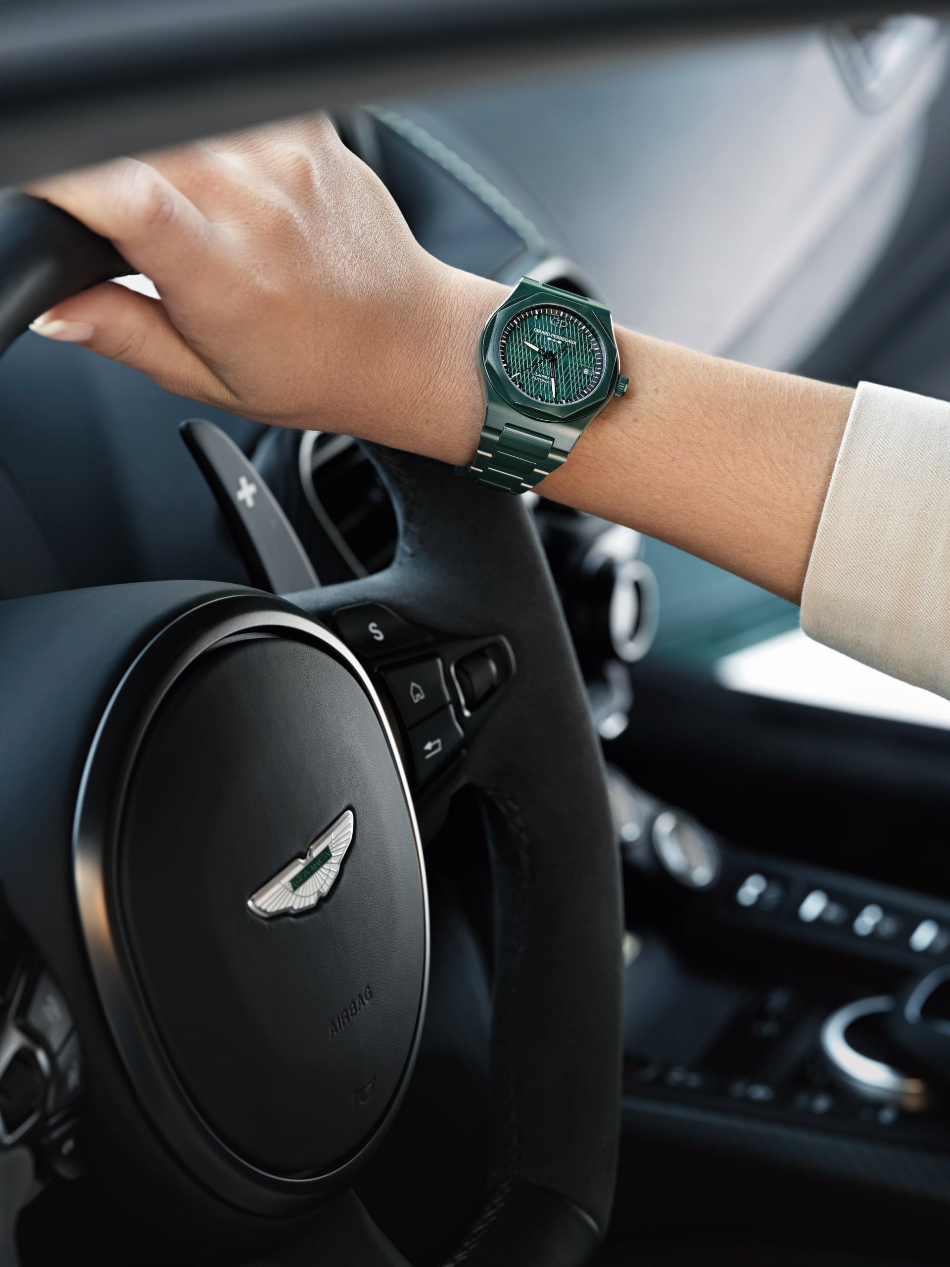 Aston Martin Edition  Laureato Green Ceramic تكشفان عن ساعة  Girard-Perregaux   أستون مارتن ودار