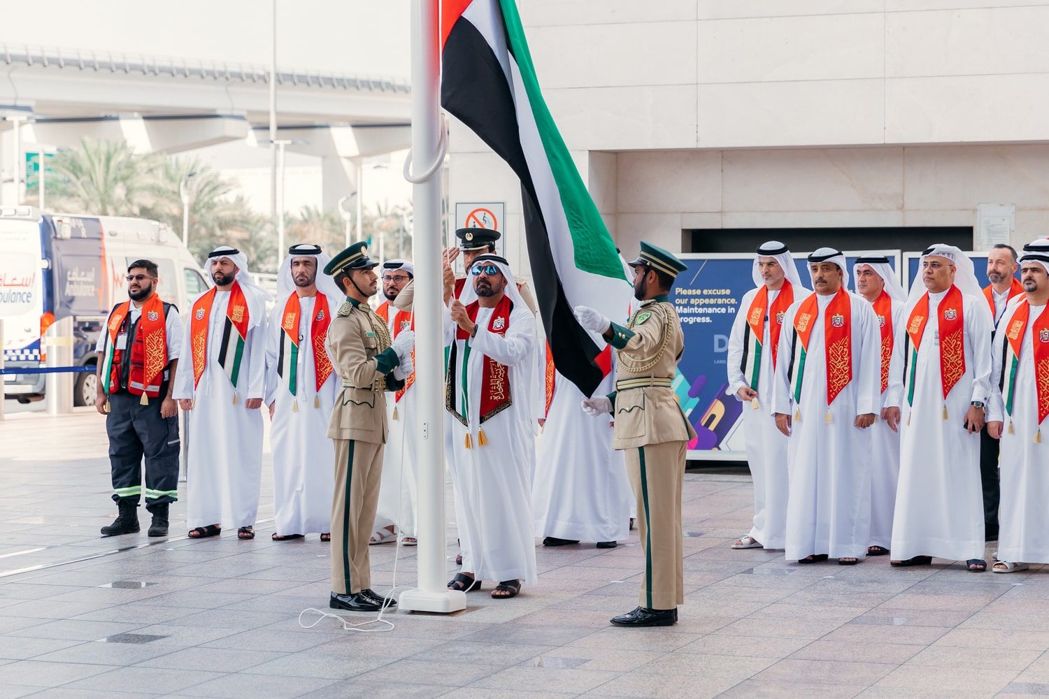 DXB أحمد بن سعيد يرفع علم الإمارات في مطار دبي الدولي